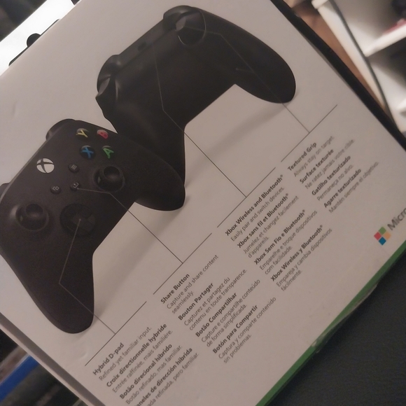 Wireless XBOX controller new in box - Picture 2 of 4